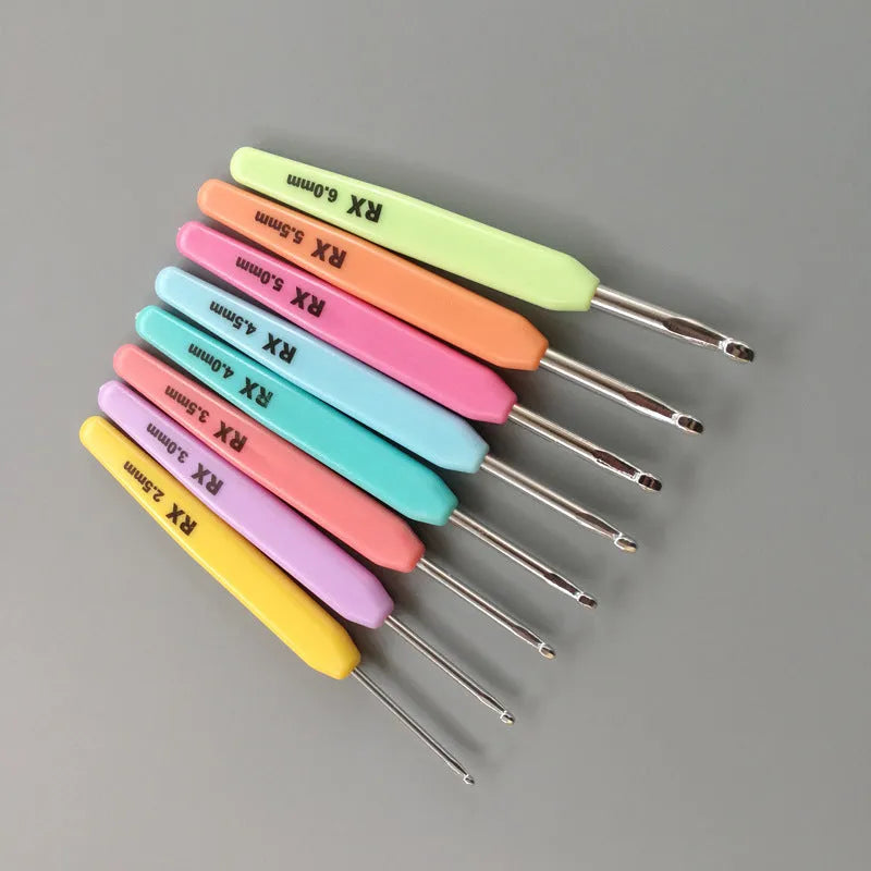 Set of 16 crochet hooks with thick and thin plastic handles in a grey PU storage bag.