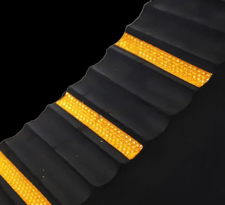 Portable car anti-slip retainer triangle made of rubber and plastic for ramp use, sizes 10x10x16cm and 21x11x10cm.