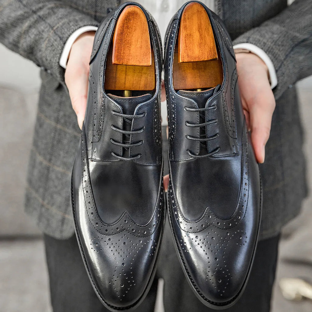 Men's black pointed toe Oxford leather shoes with carved brogue patterns and low heel