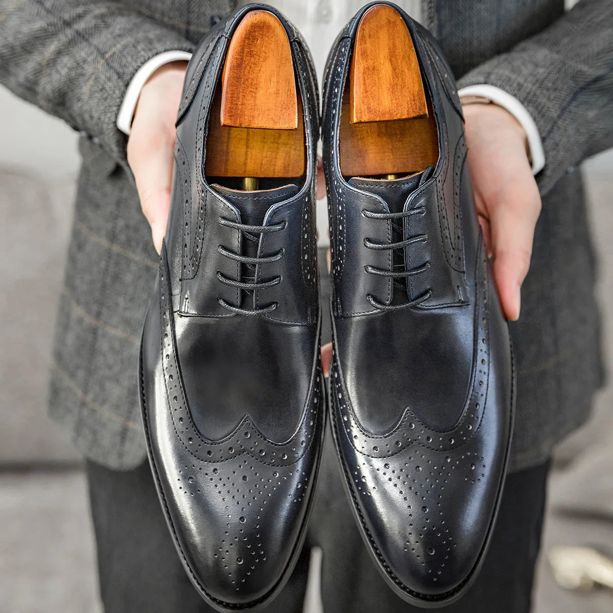 Men's black pointed toe Oxford leather shoes with carved brogue patterns and low heel