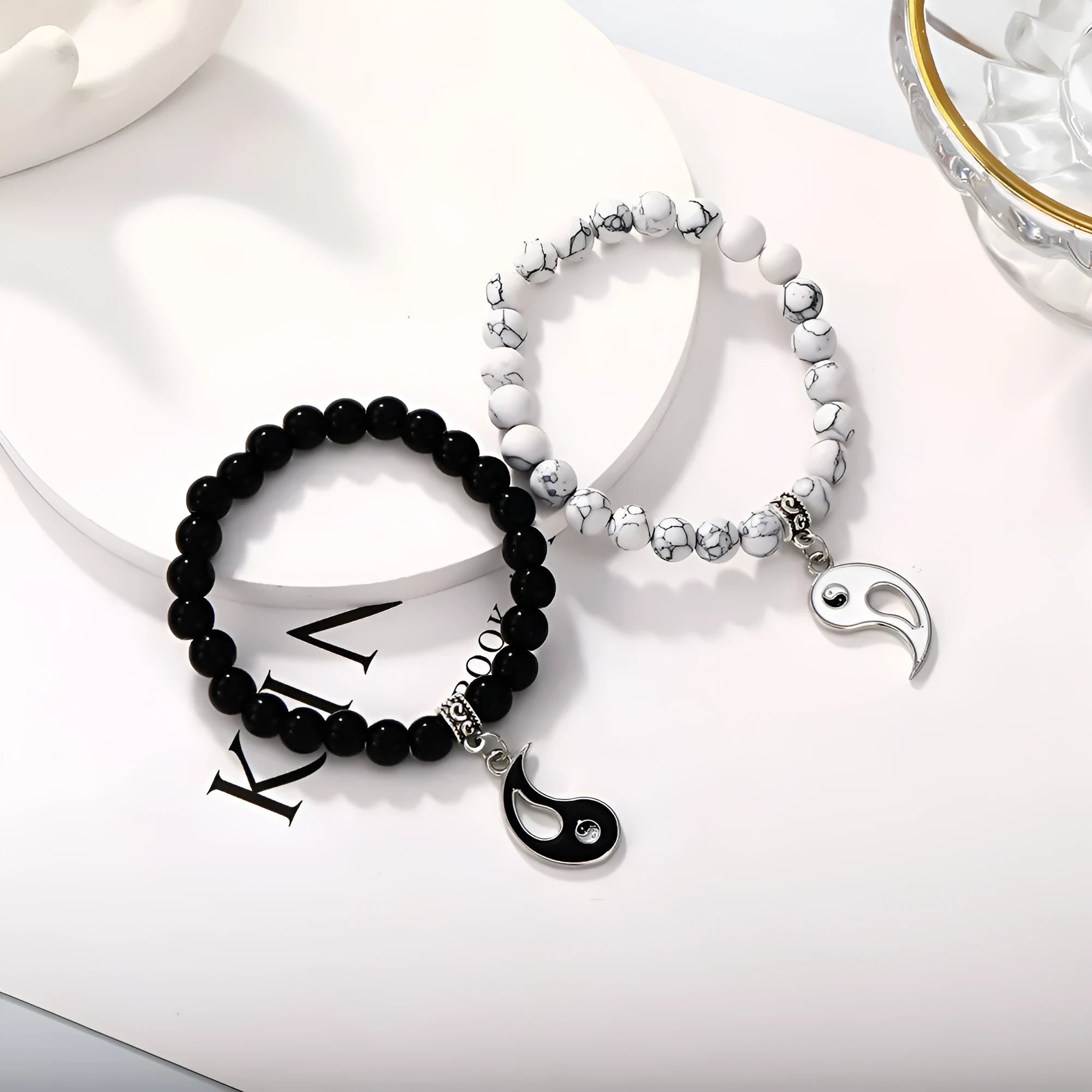 Eight-diagram geometric alloy bracelet with electroplated metallic finish