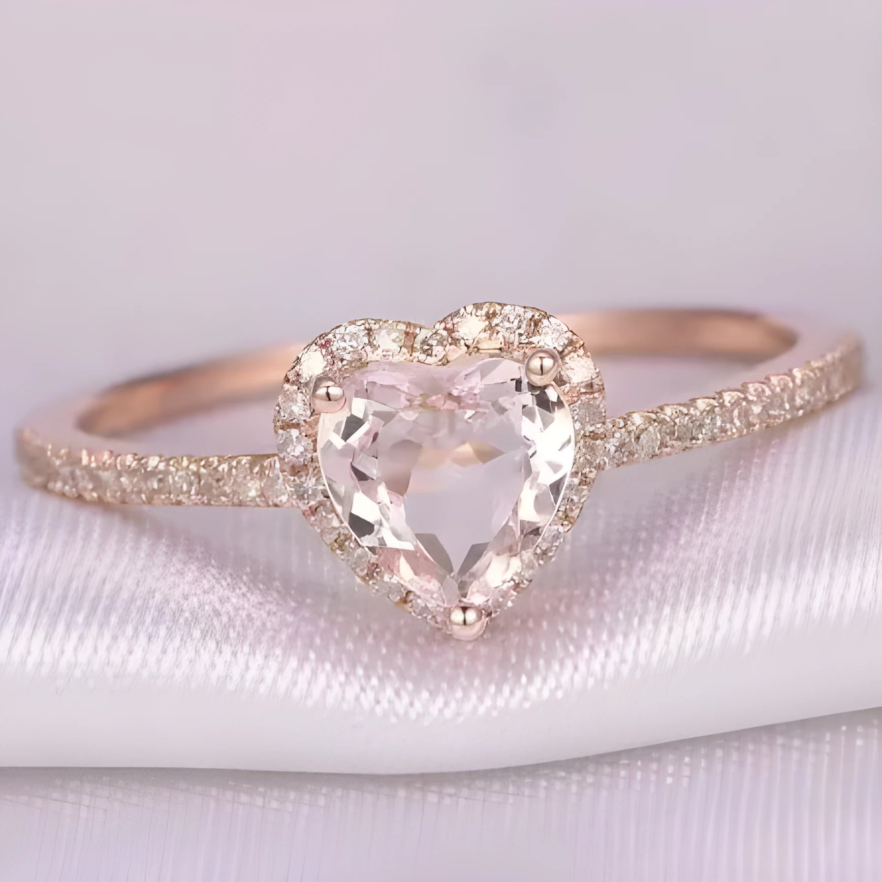 Heart-shaped crystal wedding ring with white copper construction in rose gold or silvery finish