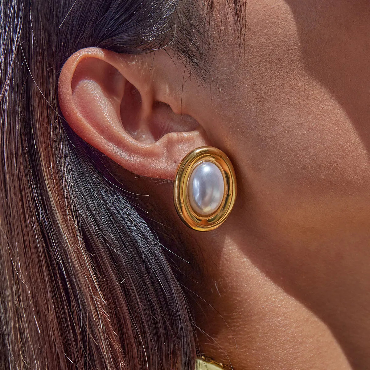 Stainless steel vintage pearl ear studs with electroplated JDE0305051 colour finish