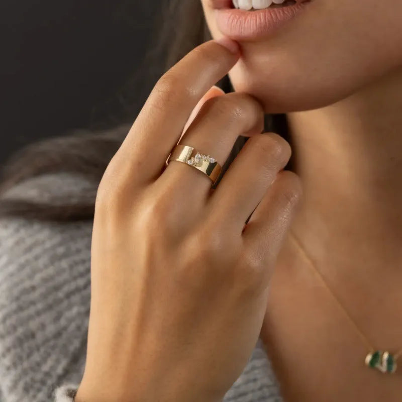 Gold electroplated women's ring with shining zircon stone in sizes 6 to 10