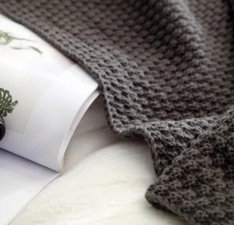 Nordic fringed knit ball blanket in acrylic fabric measuring 130×170cm