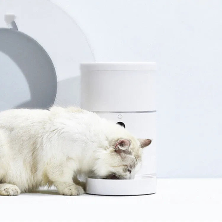 White ABS automatic pet feeder, 4L capacity, 31cm high, with 1080P camera and 113° wide-angle view for dry food.