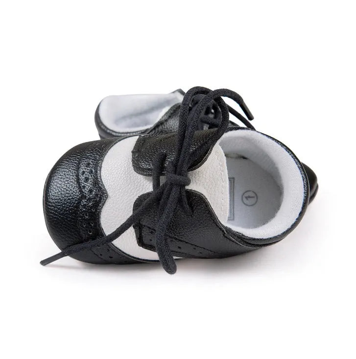 Vintage-style soft-soled baby shoes in synthetic leather, shown in sizes 11cm, 12cm, and 13cm.