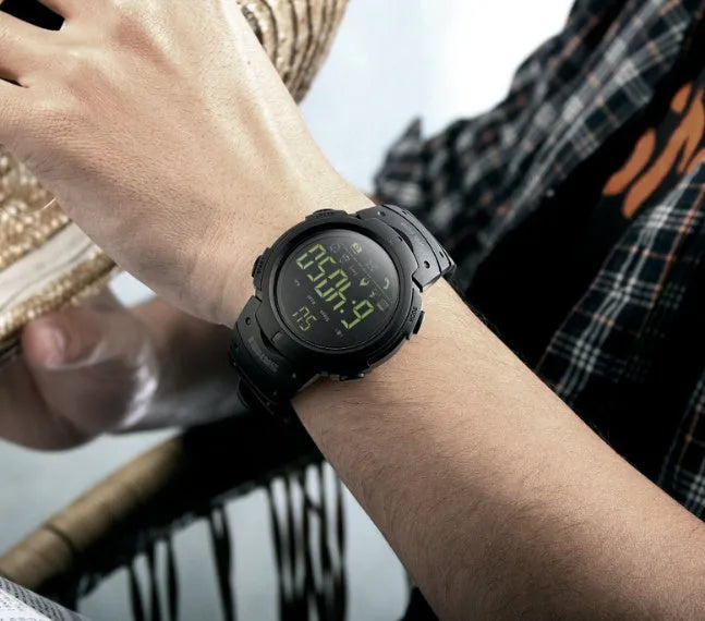 Smart watch with 50mm round dial, resin mirror, ABS case, and PU strap compatible with iPhone and Android phones