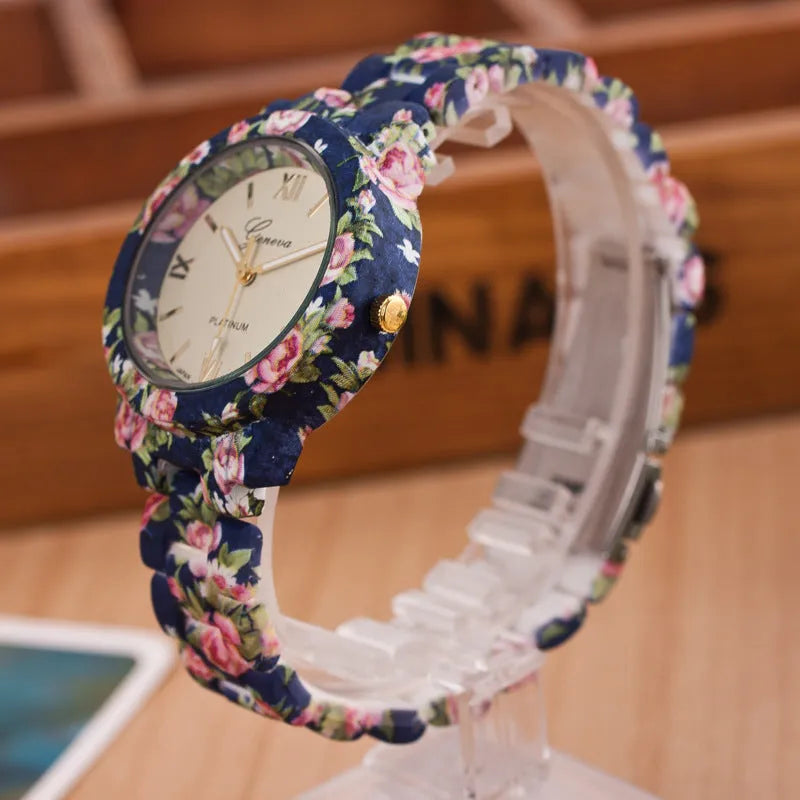 Fashion print wrist watch with white dial, round metal case and resin strap