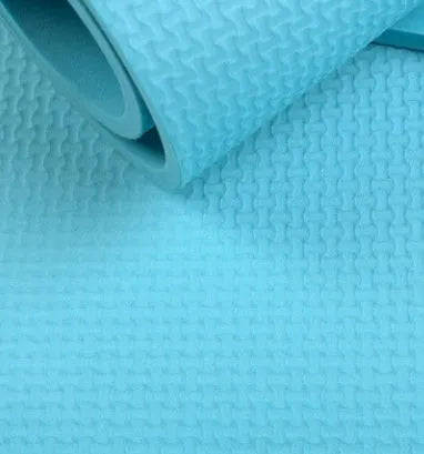 Red EVA fitness yoga mat with rolled black mat beside it, showing thickness options of 4mm and 6mm.