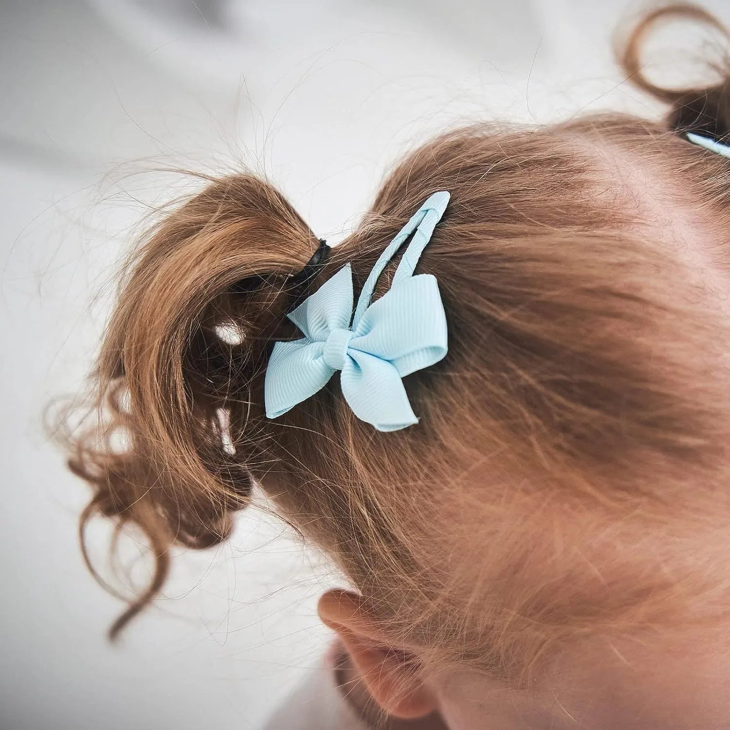 40 assorted colour grosgrain ribbon baby hair bow clips with fully wrapped snap barrettes on a white background.