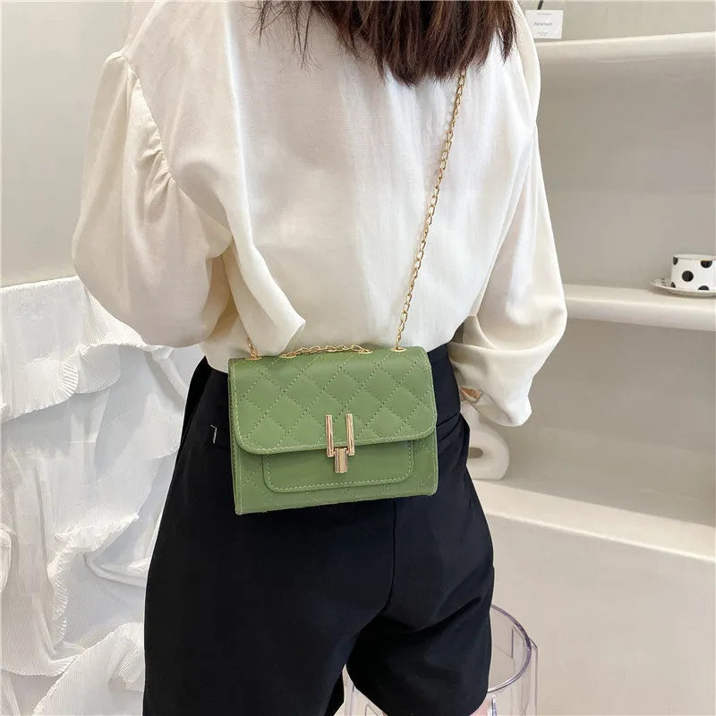Women's diamond lattice chain crossbody bag in PU leather with adjustable strap