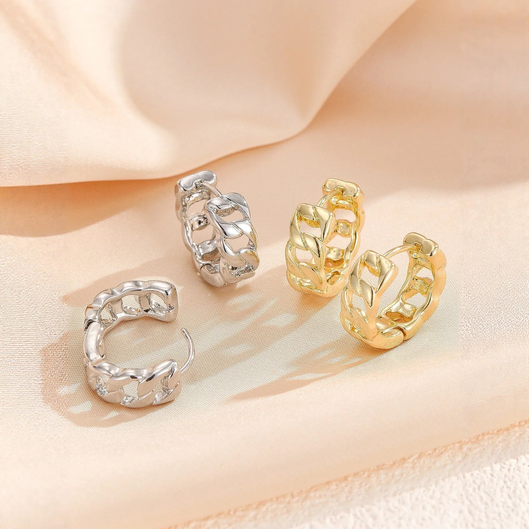 Minimalist hollow ear buckle earrings in metal, 2 cm diameter, style 1