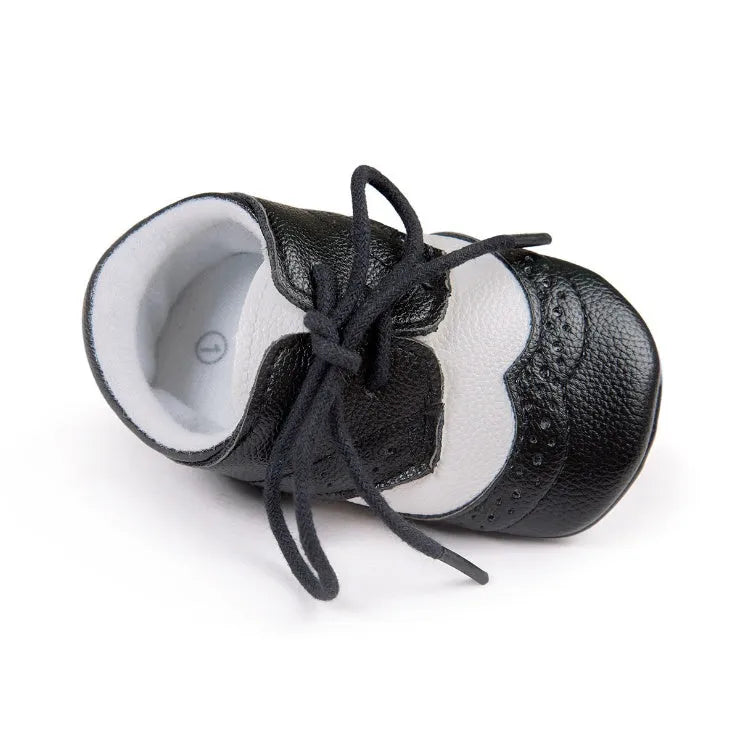 Vintage-style soft-soled baby shoes in synthetic leather, shown in sizes 11cm, 12cm, and 13cm.