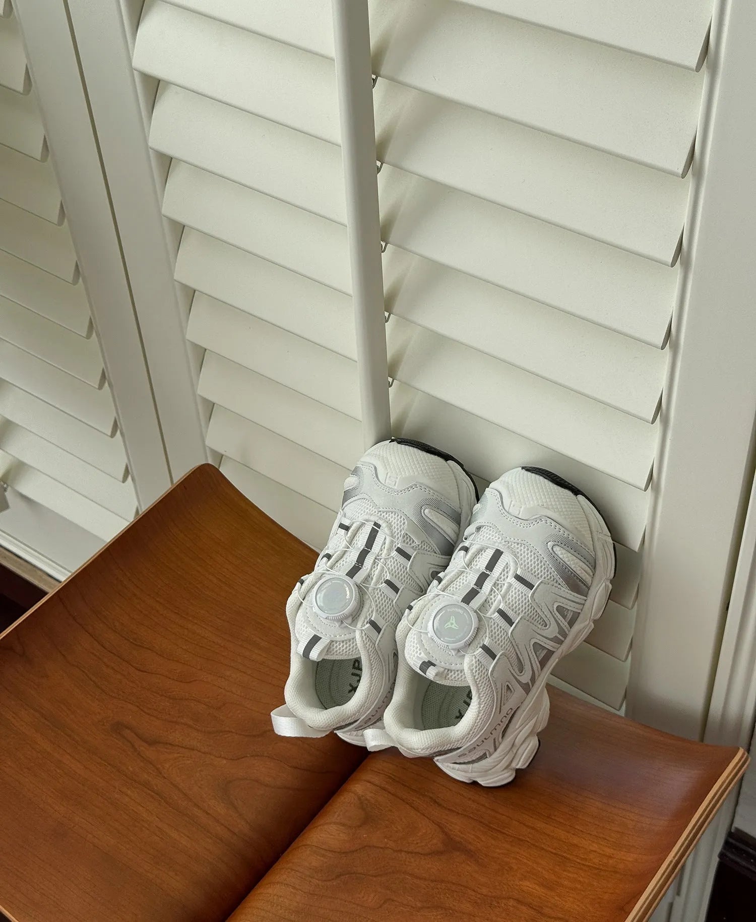 Lightweight casual shoes with breathable mesh and PU leather upper in solid colour options