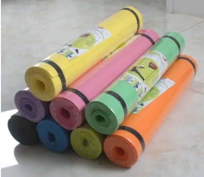 Red EVA fitness yoga mat with rolled black mat beside it, showing thickness options of 4mm and 6mm.
