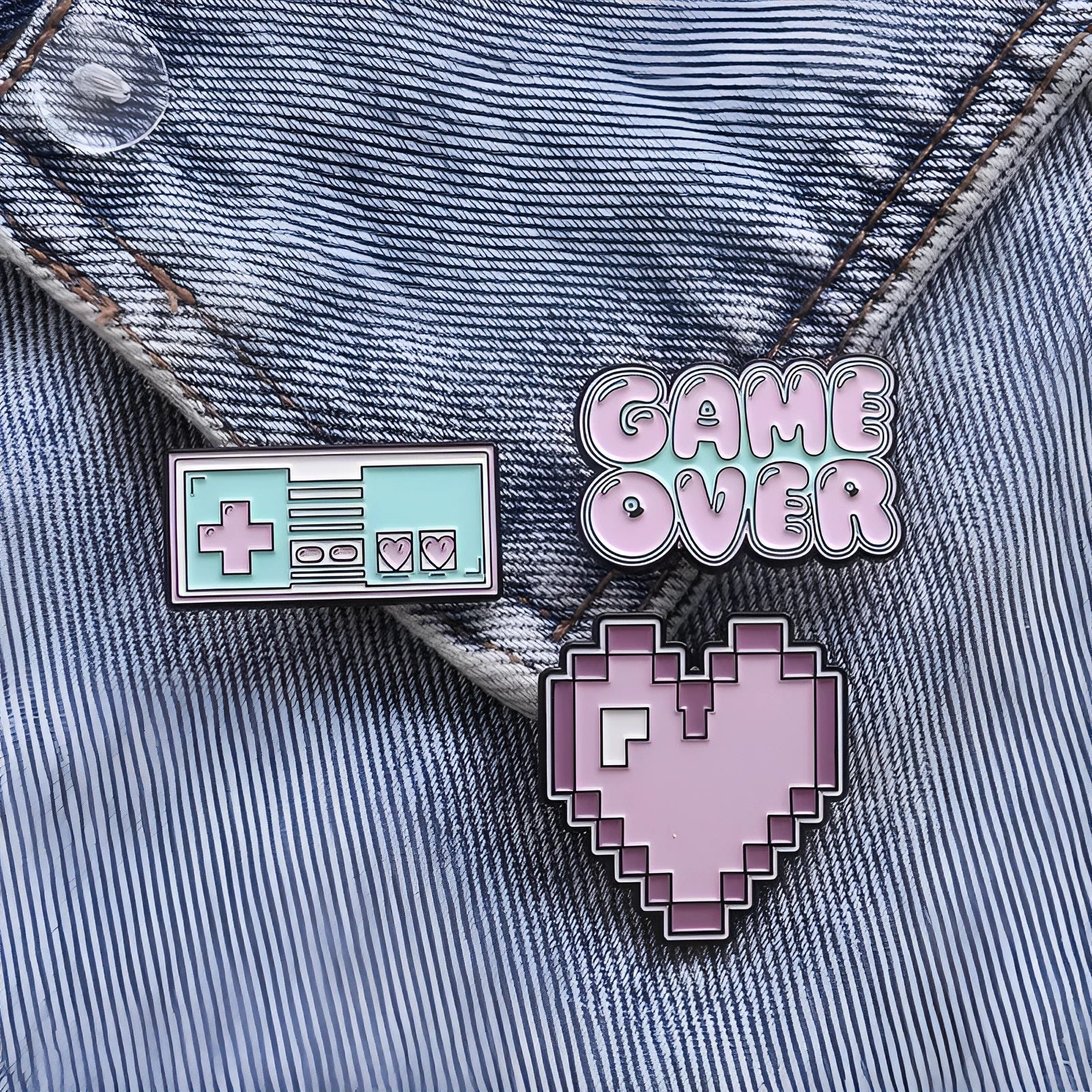 Solid alloy metal game console badge pin on a clear OPP packaging background.