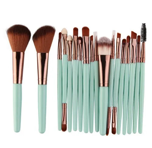 MAANGE 18-piece makeup brush set featuring fan-shaped brushes and various other styles on a white background.