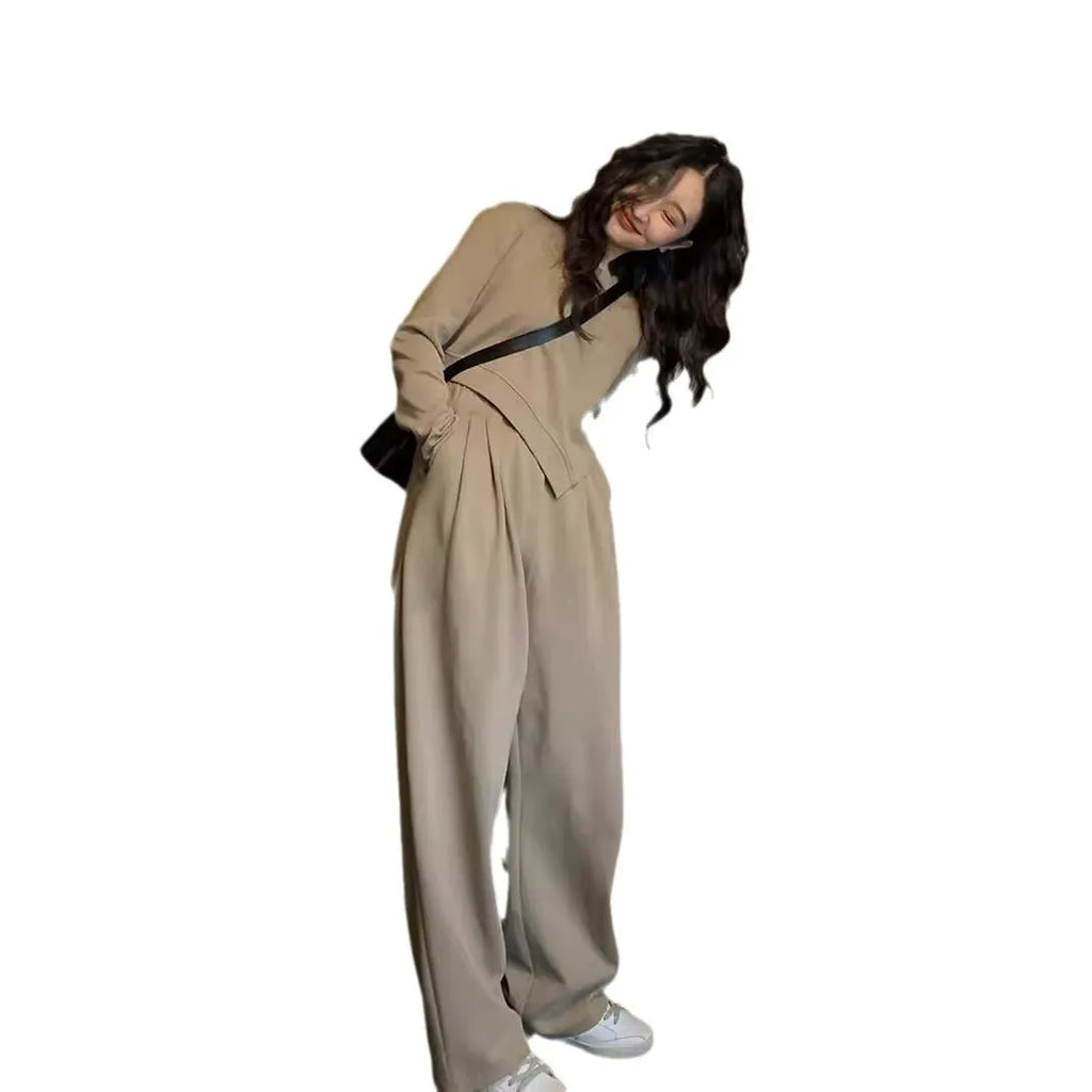 Women's loose-fitting khaki sports suit set with long sleeves and trousers in Japanese Korean style.
