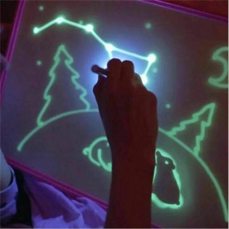 Educational drawing pad with light-accumulating coating, flashlight marker, and alphabet template for children aged 4-6.