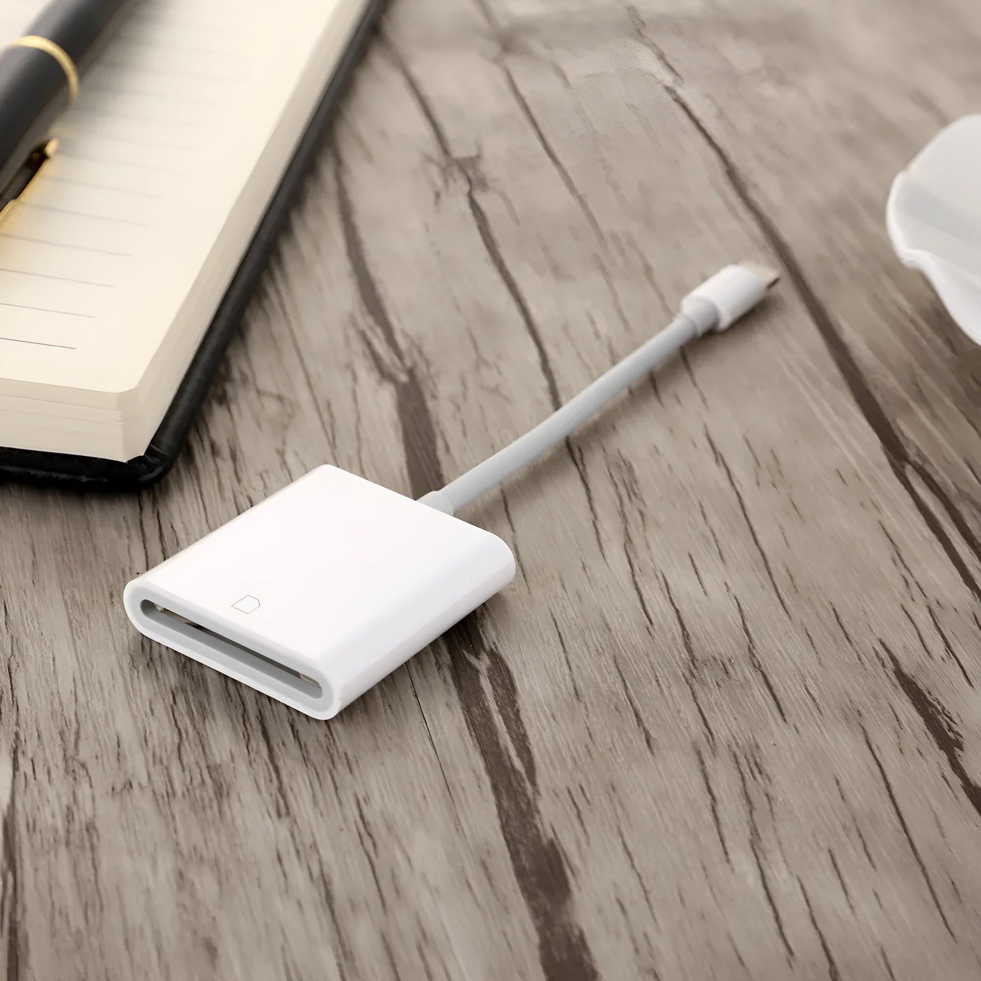 Compact 10cm USB 2.0 SD card reader in black with TPE and ABS construction