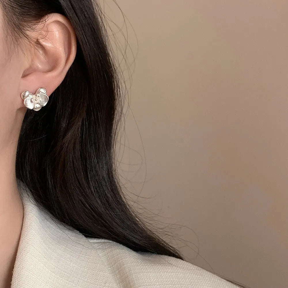 Retro floral earrings for women in gold and silver colours with petal design