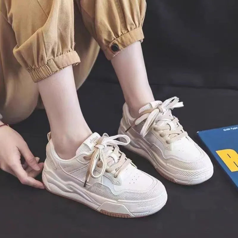 Women's low-top rubber sneaker in beige with height-increasing sole