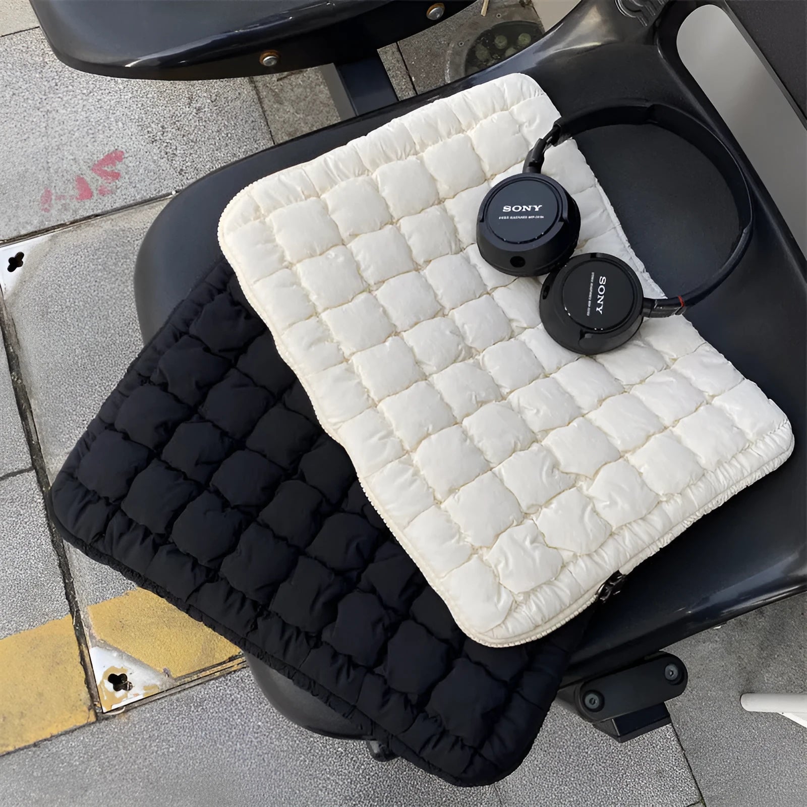 Black or white nylon laptop bag with large capacity for 11-inch to 15.6-inch computers