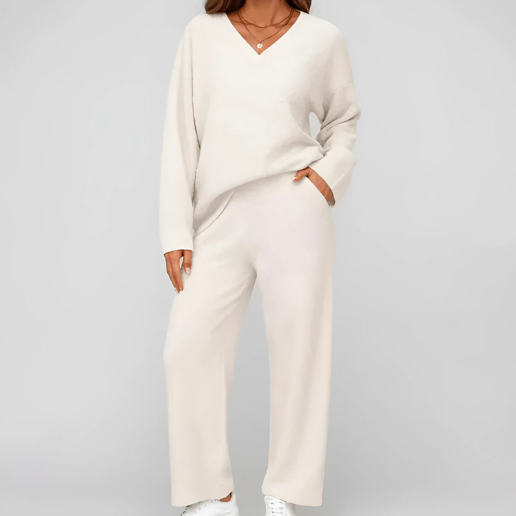 V-neck two-piece pajama set with long sleeves and pocketed trousers in solid colours, sizes S to 4XL
