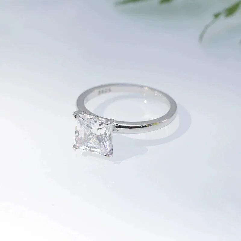 A simple geometric women's ring made of 925 silver with a round zirconium stone, shown in silver, gold, and rose gold colour options.