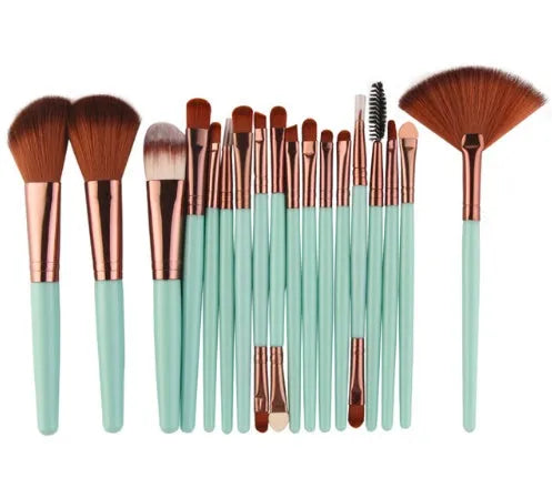 MAANGE 18-piece makeup brush set featuring fan-shaped brushes and various other styles on a white background.