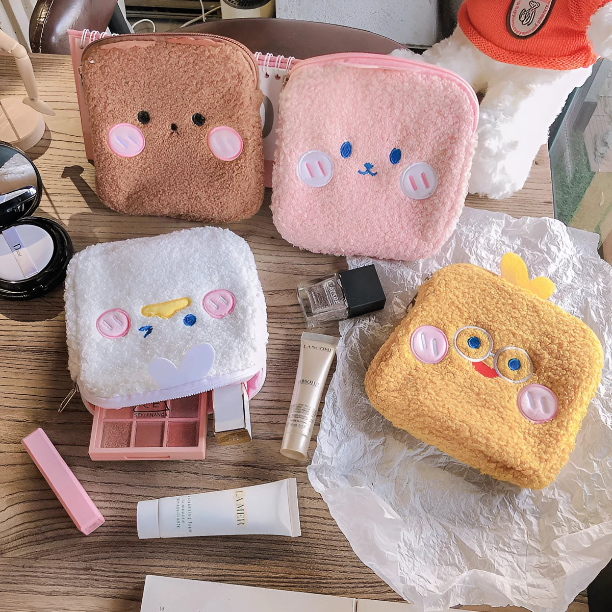 Sanitary napkin storage bag in non-woven fabric and flannel, 13 x 13 x 1.5cm, with animal-themed colour options.