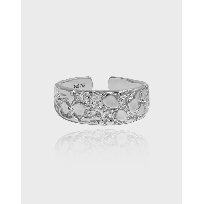 Women's adjustable silver ring with hammered texture in white gold colour