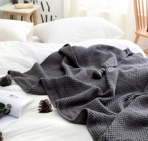 Nordic fringed knit ball blanket in acrylic fabric measuring 130×170cm