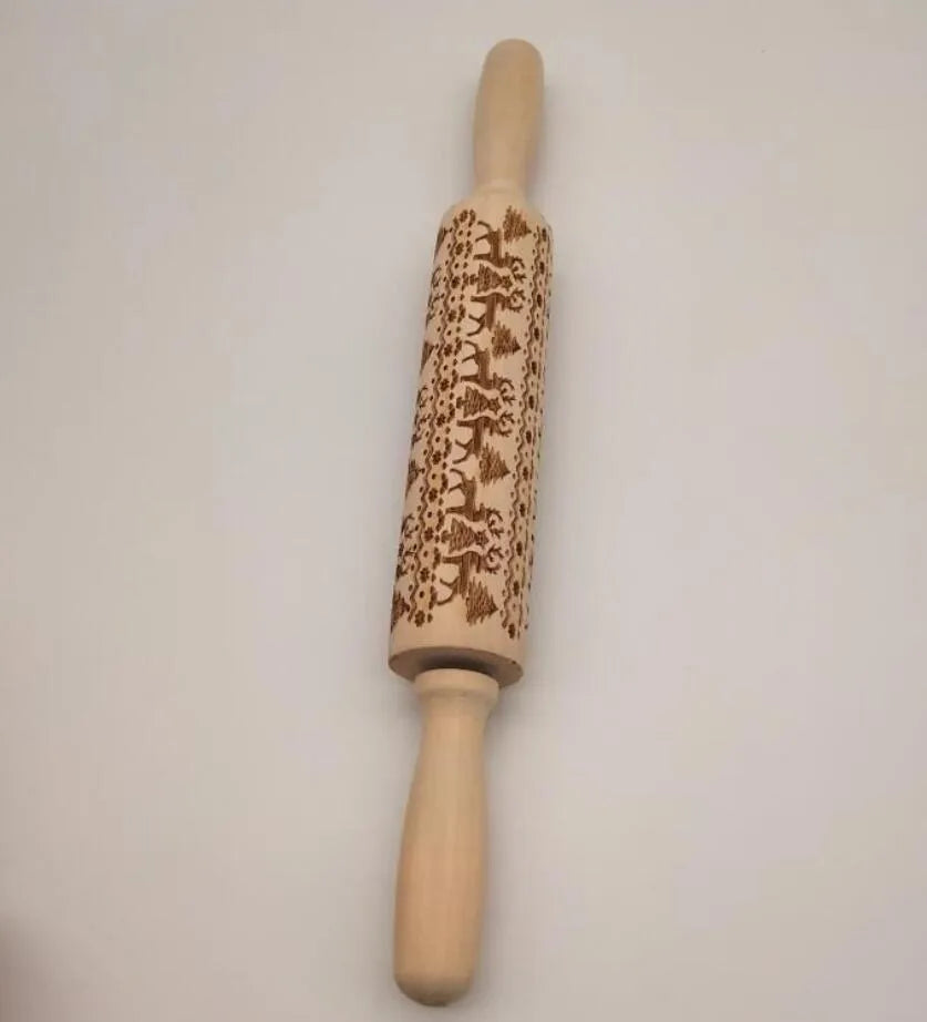Wooden rolling pin with embossed Christmas snowflake pattern, 45 cm long.