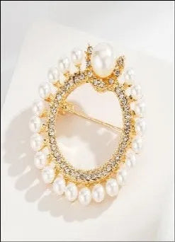 Minimalist pearl floral brooch with diamond inlay on alloy base, sweet and cool style for women