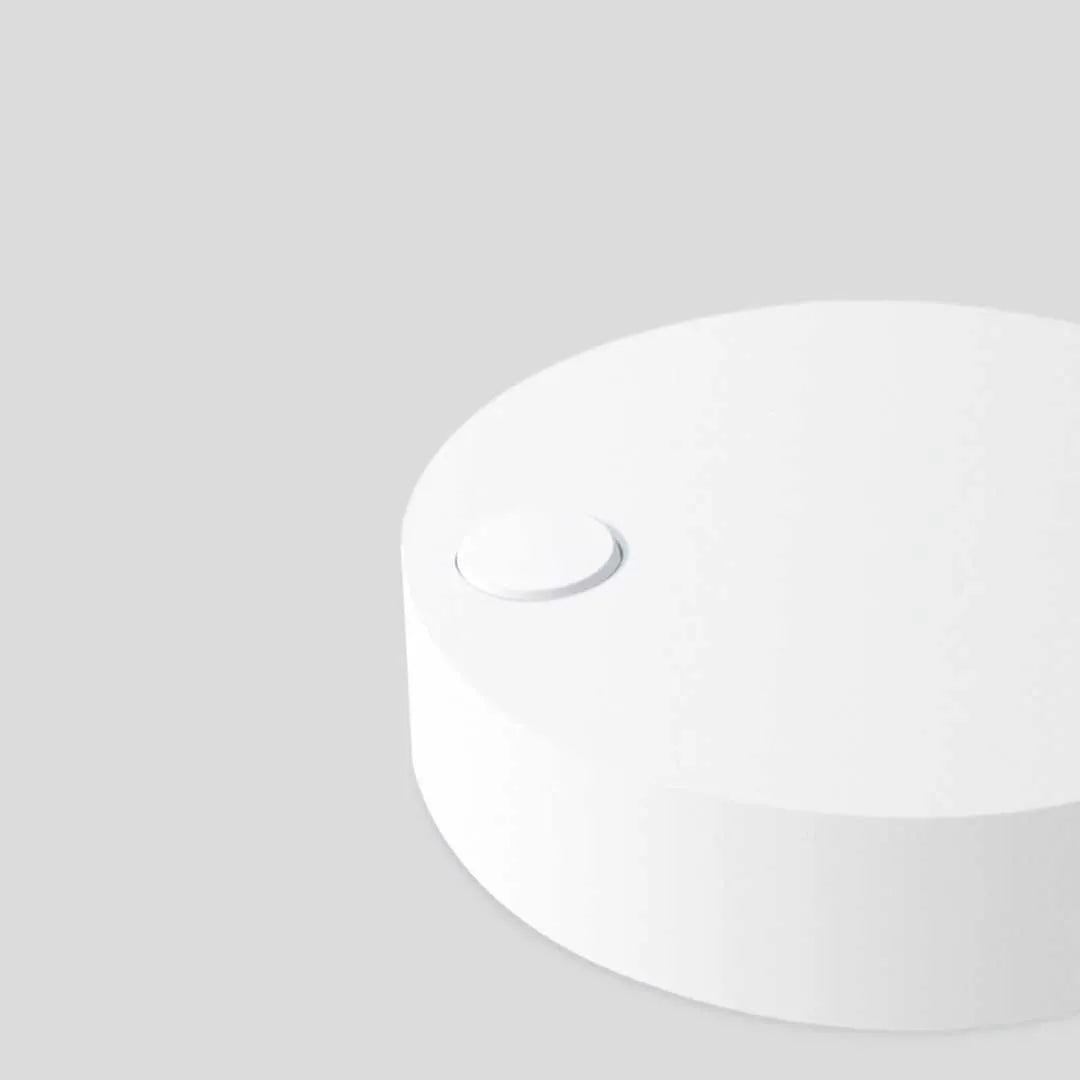 White USB-powered selfie fill light for mobile phones with three-level dimming and nine LED beads.