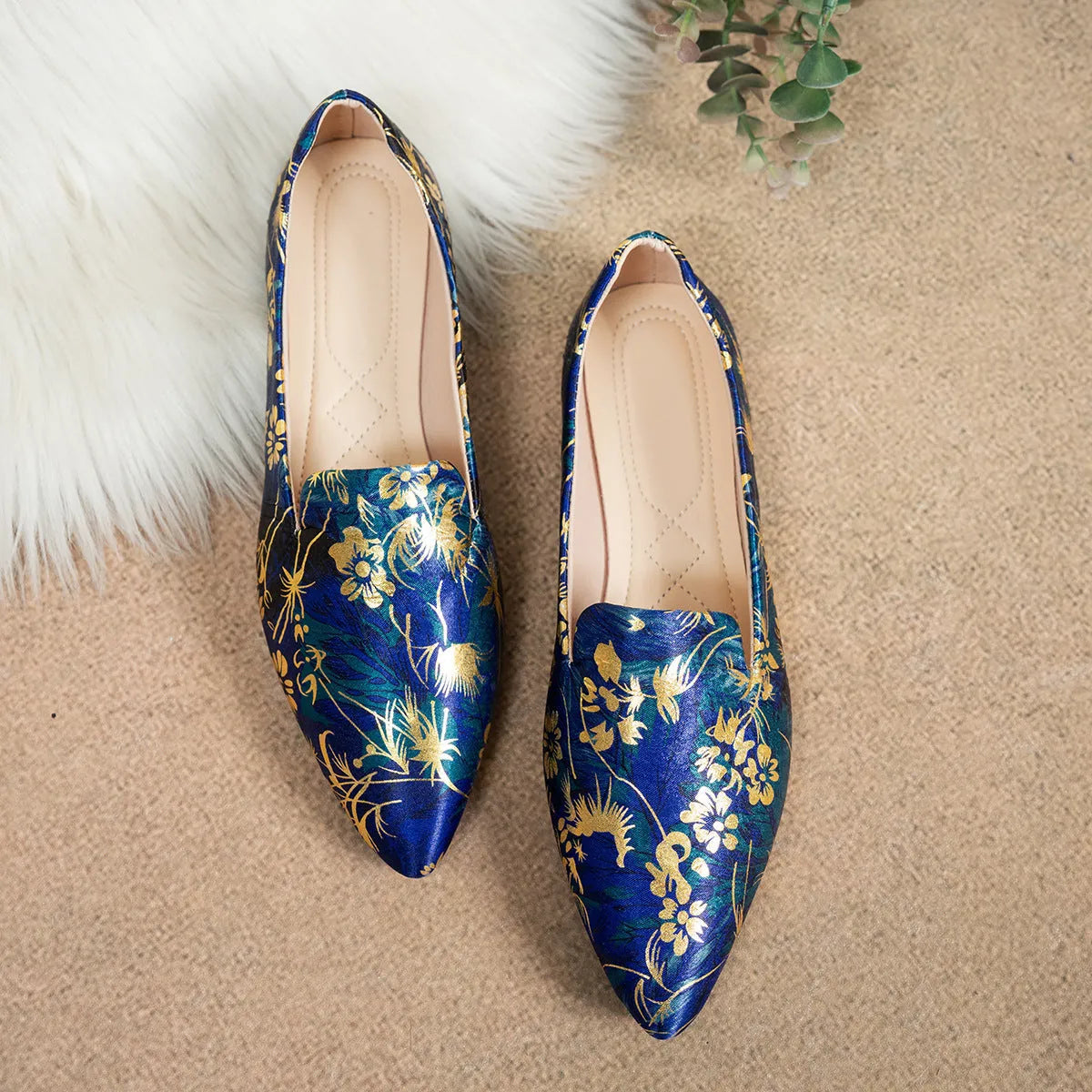 Women's printed shallow mouth pointed flat pumps with low stiletto heel in black mesh upper