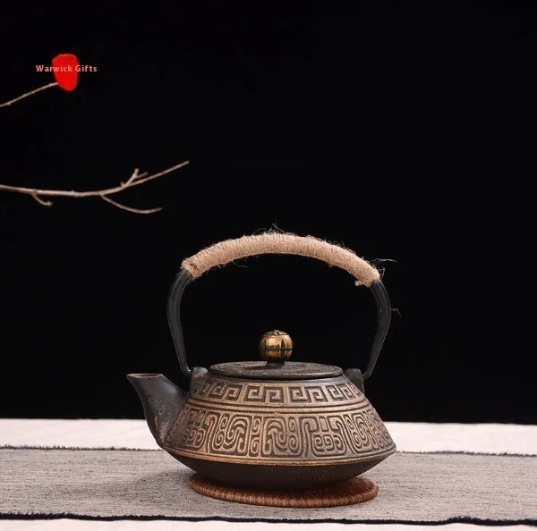 Japanese-style cast iron teapot with 0.9 litre capacity in bronze and black finish options