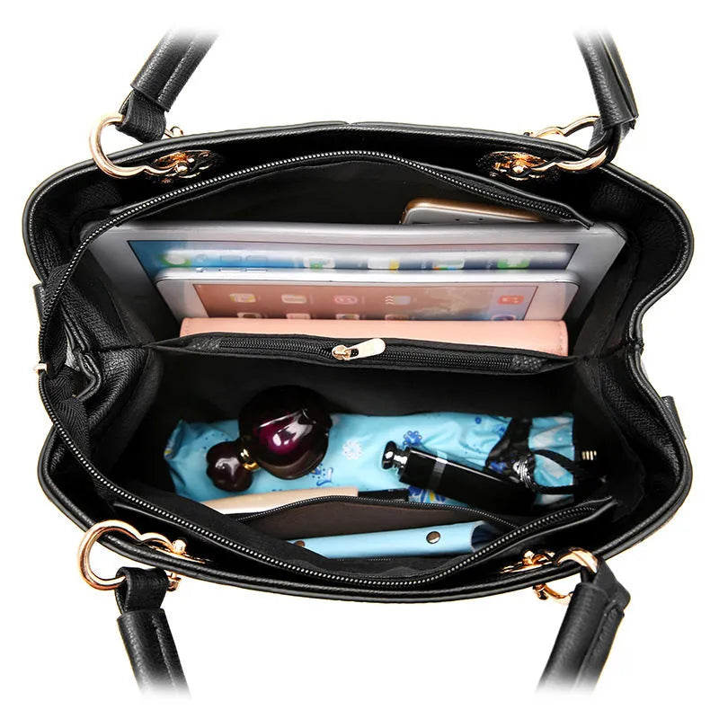 Retro style handbag in PU with a zipper and one-shoulder strap.
