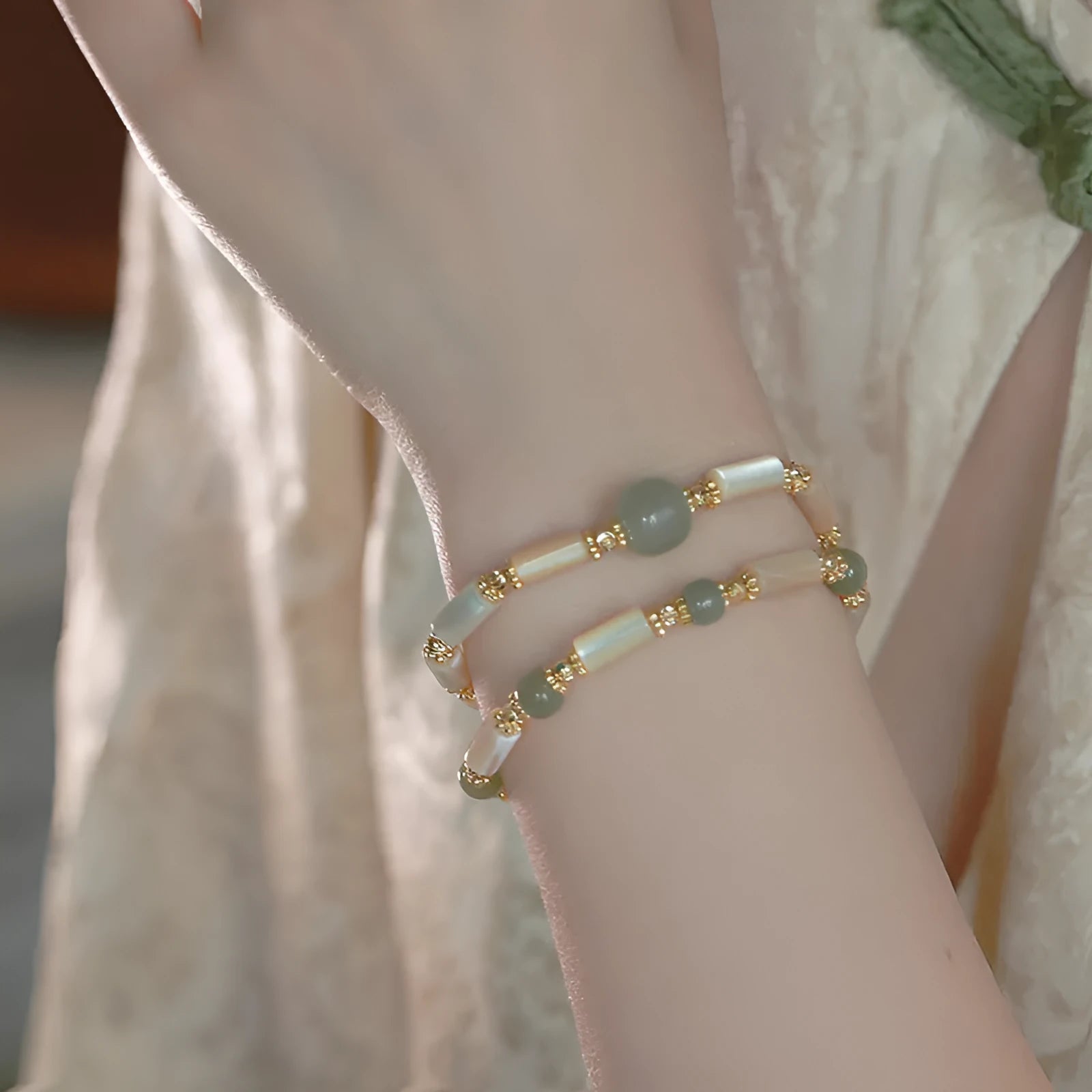 Natural Hetian jade white lip shell bracelet with geometric round beads in simple design