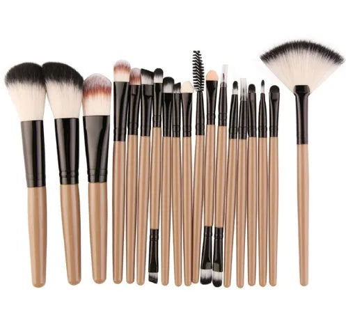 MAANGE 18-piece makeup brush set featuring fan-shaped brushes and various other styles on a white background.