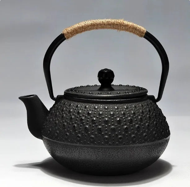 Japanese-style cast iron teapot with 0.9 litre capacity in bronze and black finish options