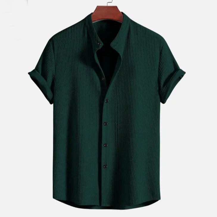 Men's loose-fitting short sleeve summer shirt in a solid colour, made from polyester.