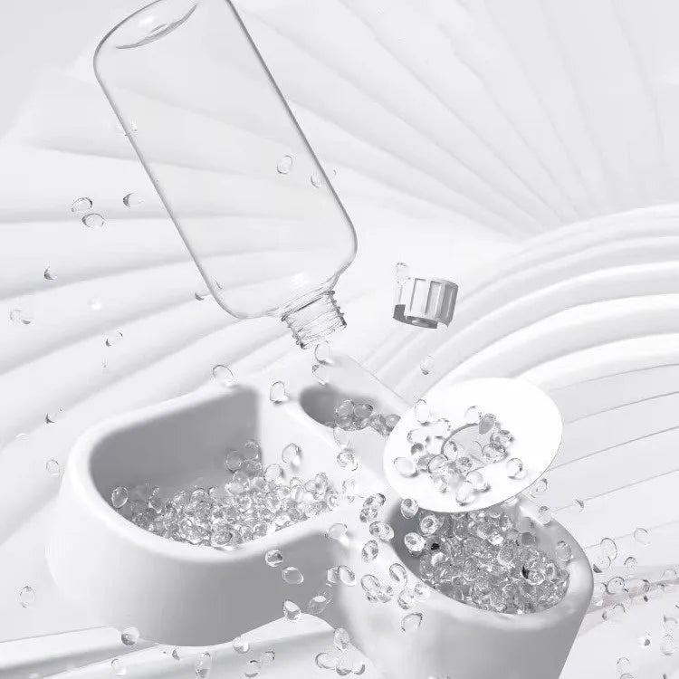 White cat water fountain with 4-litre capacity and triple filtration system