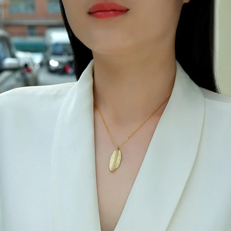 Moissanite gold leaf necklace with 925 silver base and 40+5 cm snake chain