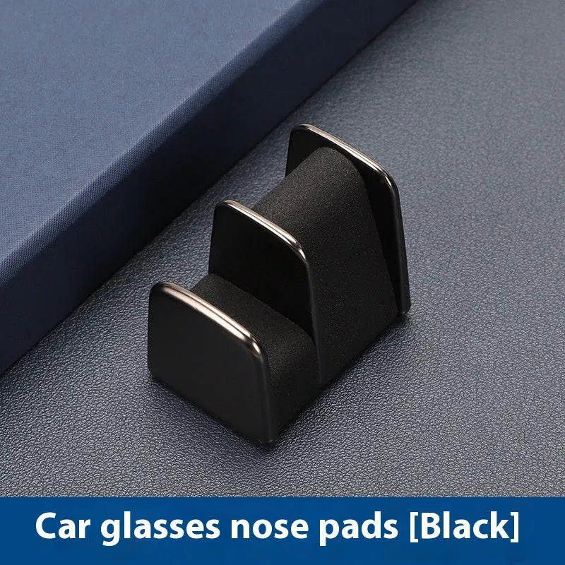 Car dashboard glasses storage clip in zinc alloy and leather measuring 3.7cm