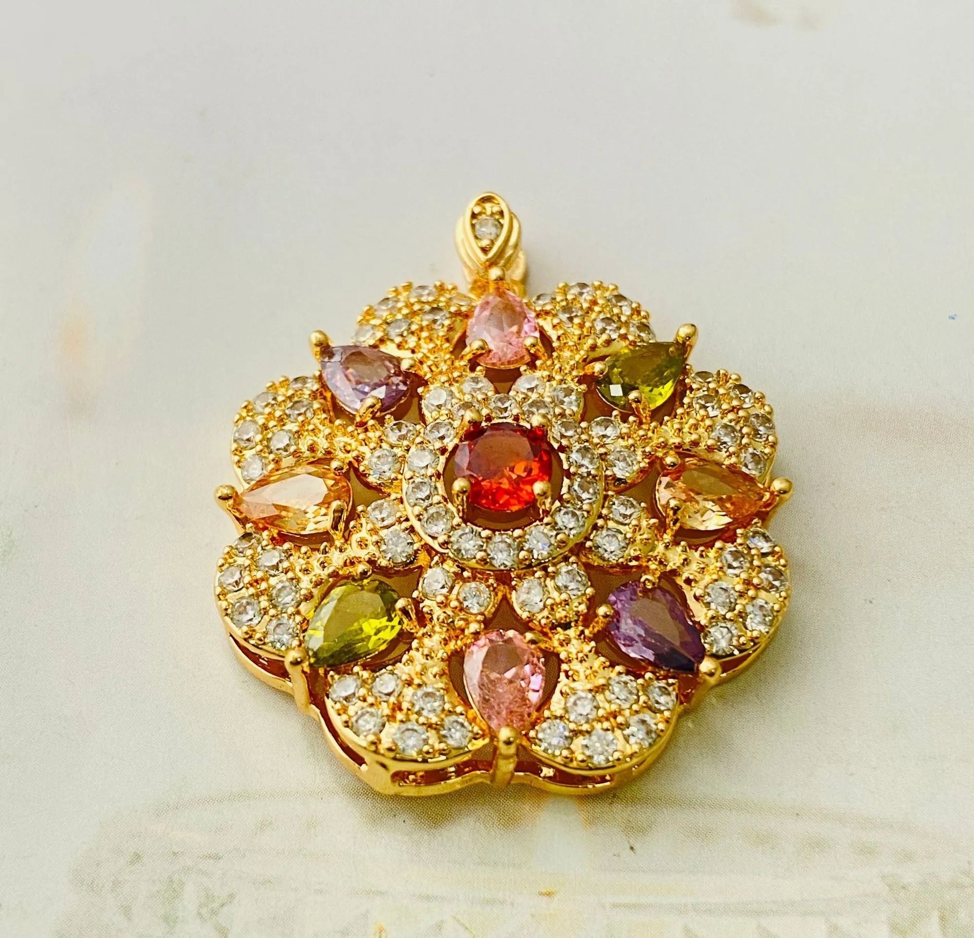 Women's flower-shaped zircon pendant necklace in gold, champagne gold and platinum colour finishes