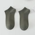 A pair of solid colour low-cut men's boat socks made from breathable polyester fabric.