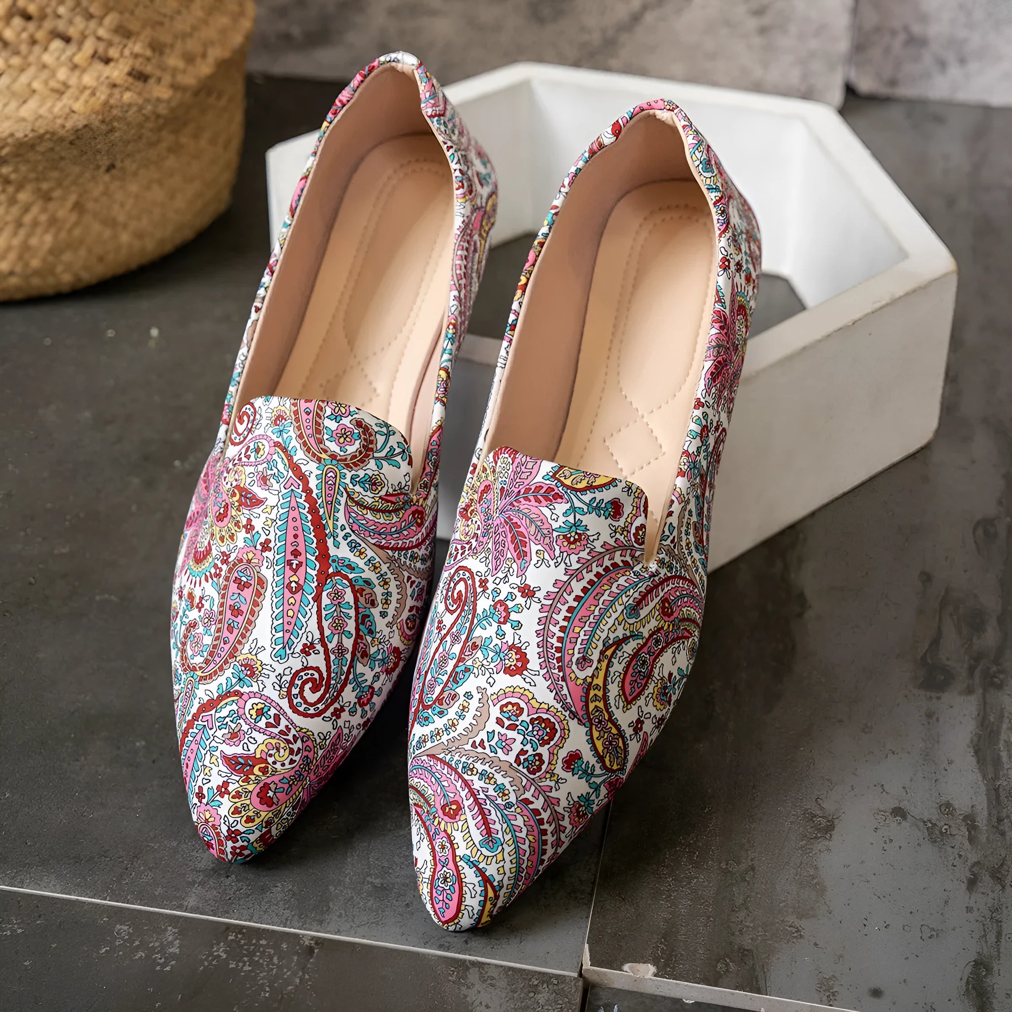 Women's printed shallow mouth pointed flat pumps with low stiletto heel in black mesh upper